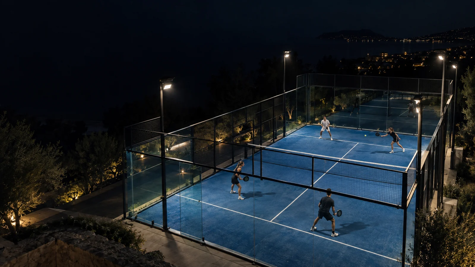 Cancha de pádel por la noche