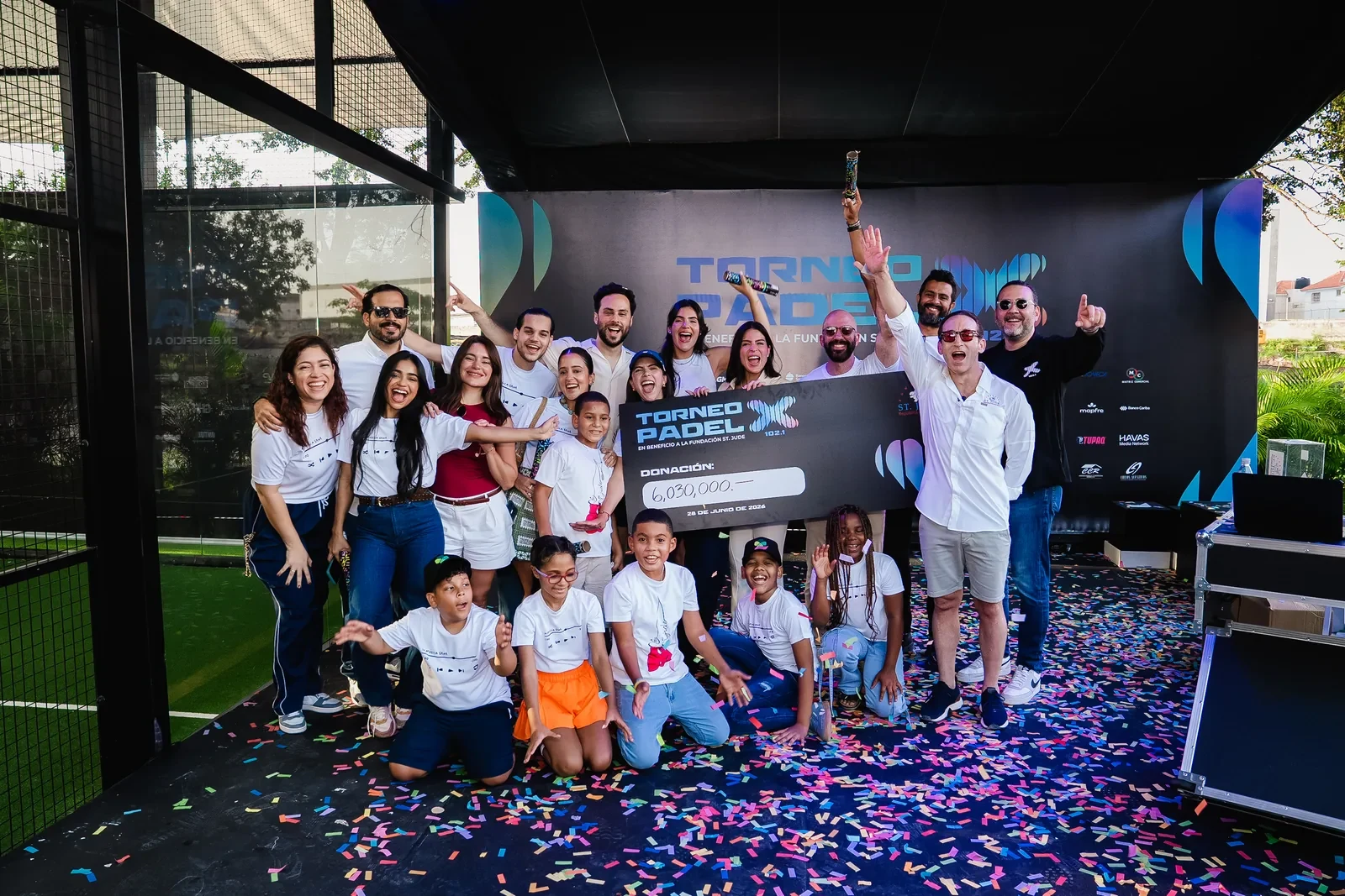 Equipo y participantes en el cierre del torneo PADEL X102